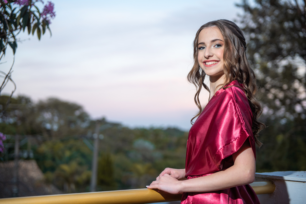 Aniversário de 15 Anos com Fotos Autênticas: O fotógrafo capturou a felicidade de Layla na sua festa de debutante em Cotia.