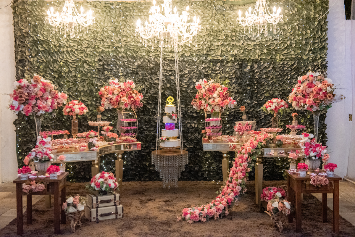 Momentos Mágicos de 15 Anos em Cotia: Com um fotógrafo profissional, Layla teve sua noite dos sonhos capturada em detalhes.