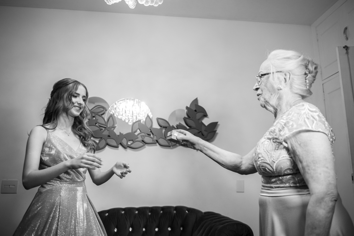 Fotos de Debutante Naturais e Autênticas: Layla teve um ensaio de debutante ao ar livre, perfeito para mostrar sua essência.