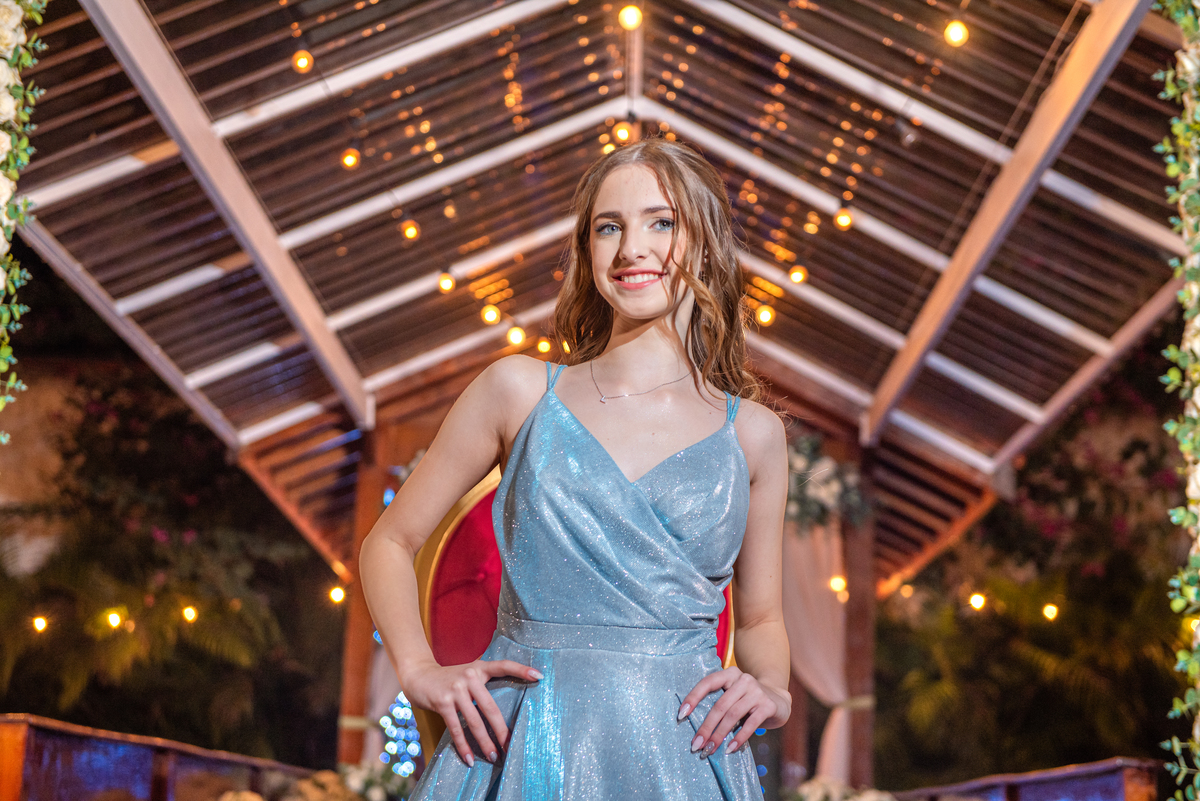 Ensaio de 15 Anos ao Ar Livre em Cotia: Layla teve fotos encantadoras em um ensaio pré-festa cheio de autenticidade.

