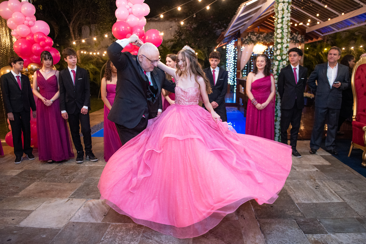 Aniversário de 15 Anos com Registro Completo: Layla escolheu um fotógrafo que eternizou sua festa dos sonhos em Cotia.