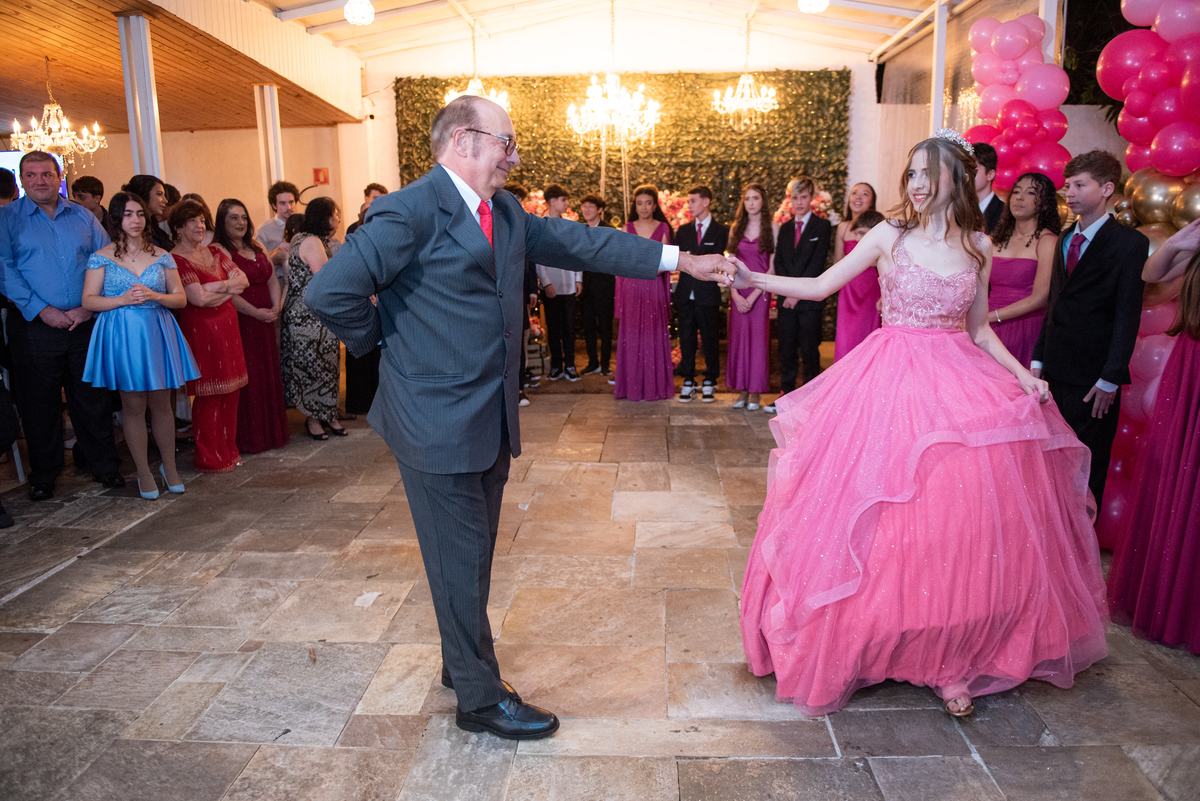 Fotos Incríveis para Festa de Debutante: Layla teve cada detalhe registrado, transformando seu sonho em realidade.
