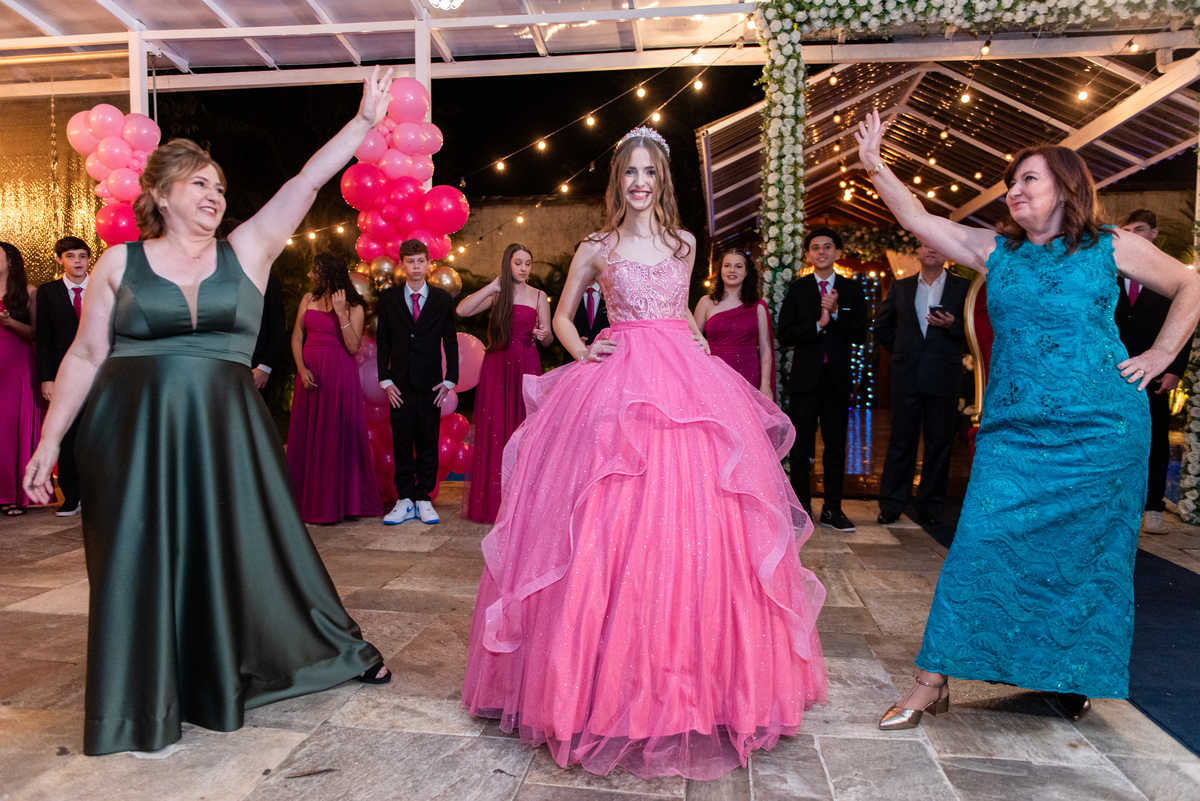 Aniversário de 15 Anos Especial: Cada detalhe da festa de Layla foi eternizado pelo fotógrafo em Cotia.