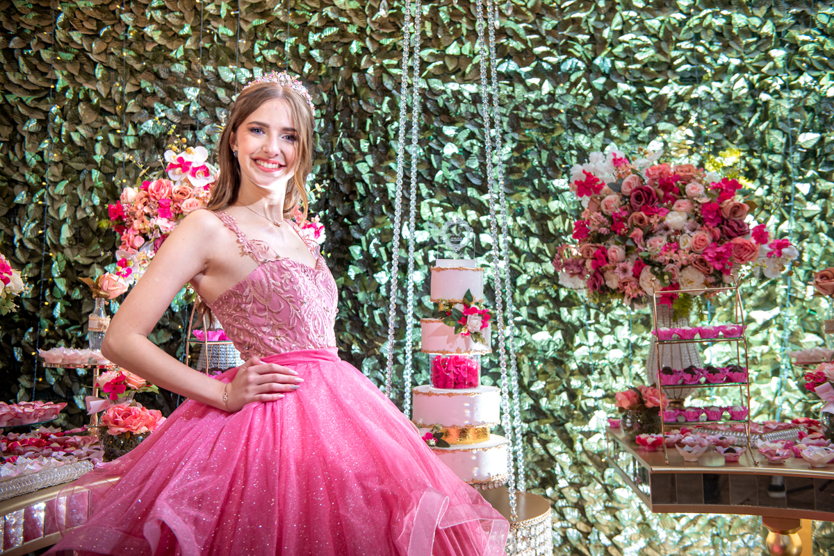 Fotos para Festa de Debutante em Cotia e Região: Com um fotógrafo experiente, a festa de Layla foi registrada para sempre.