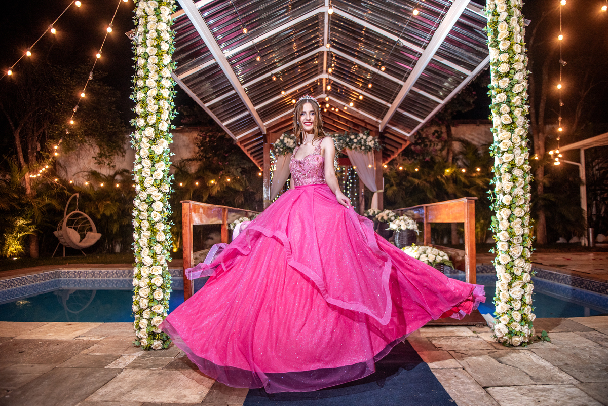Festa de Debutante com Fotos Perfeitas: Layla viveu seu sonho de 15 anos e teve cada instante registrado.