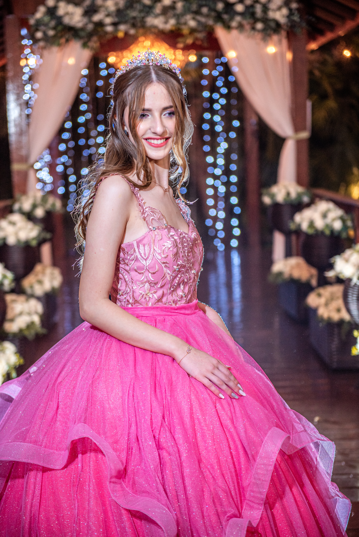 Fotos Inspiradoras de 15 Anos em Cotia: Layla teve um ensaio único que mostrou sua personalidade antes da festa.