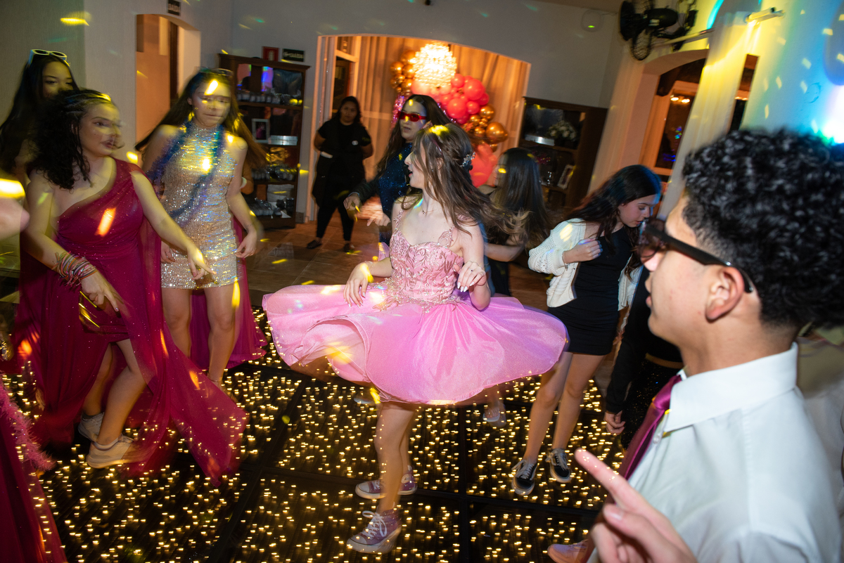 Registro Completo de 15 Anos em Cotia e Região: Layla teve cada detalhe registrado em fotos que eternizam sua festa.