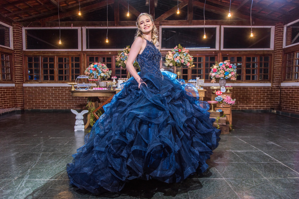 Fotos de 15 Anos Inspiradoras Sorocaba: Em um cenário ao ar livre, Júlia viveu seu ensaio de debutante com fotos emocionantes.