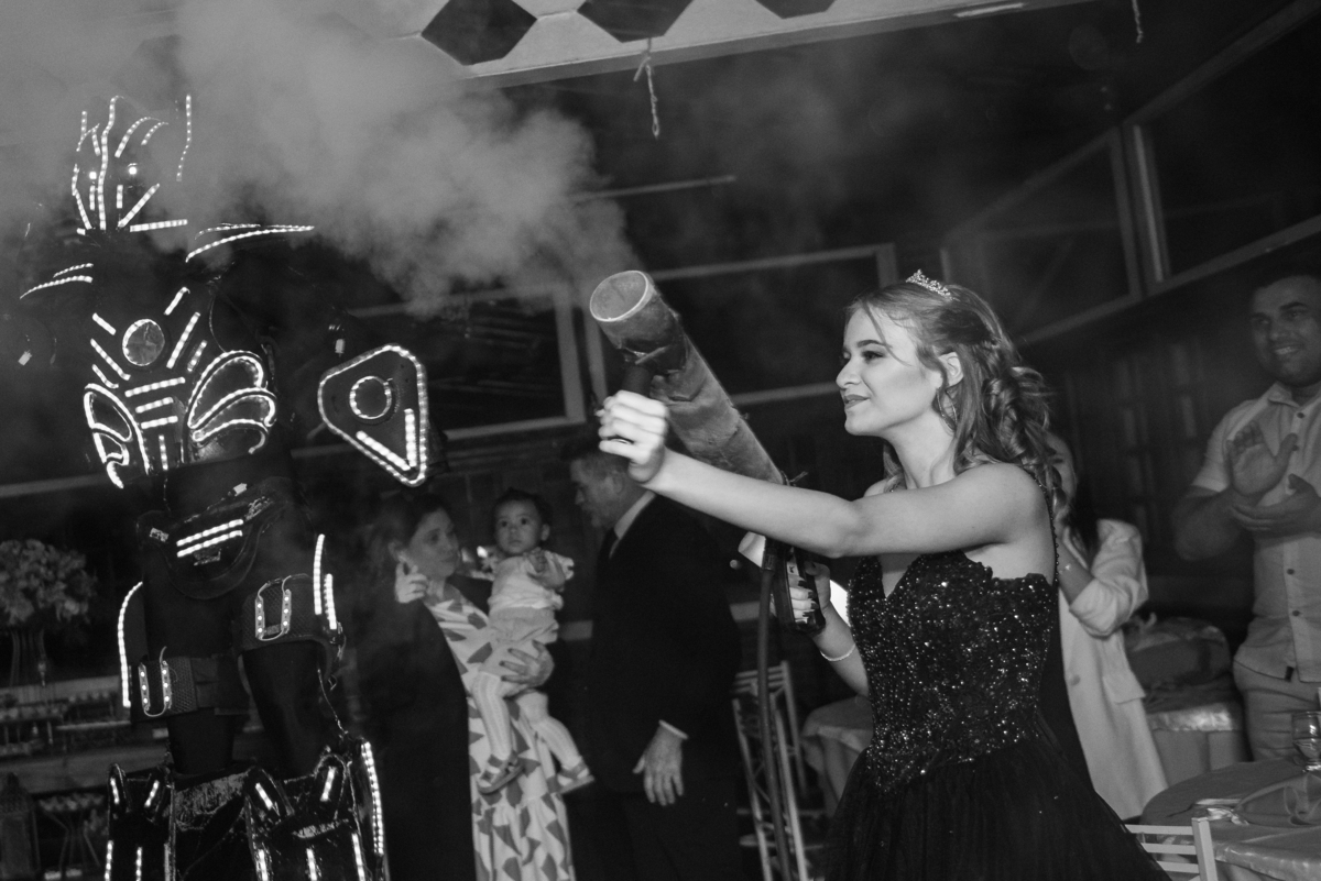 Fotos Encantadoras de 15 Anos Sorocaba: Júlia celebrou sua debutante em um ensaio especial que eterniza a beleza dos 15 anos.