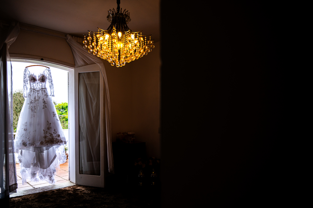 A felicidade dos noivos no casamento em Cotia, Granja Viana. O olhar de Alberto Martinez realça a alegria do casal em cada clique.