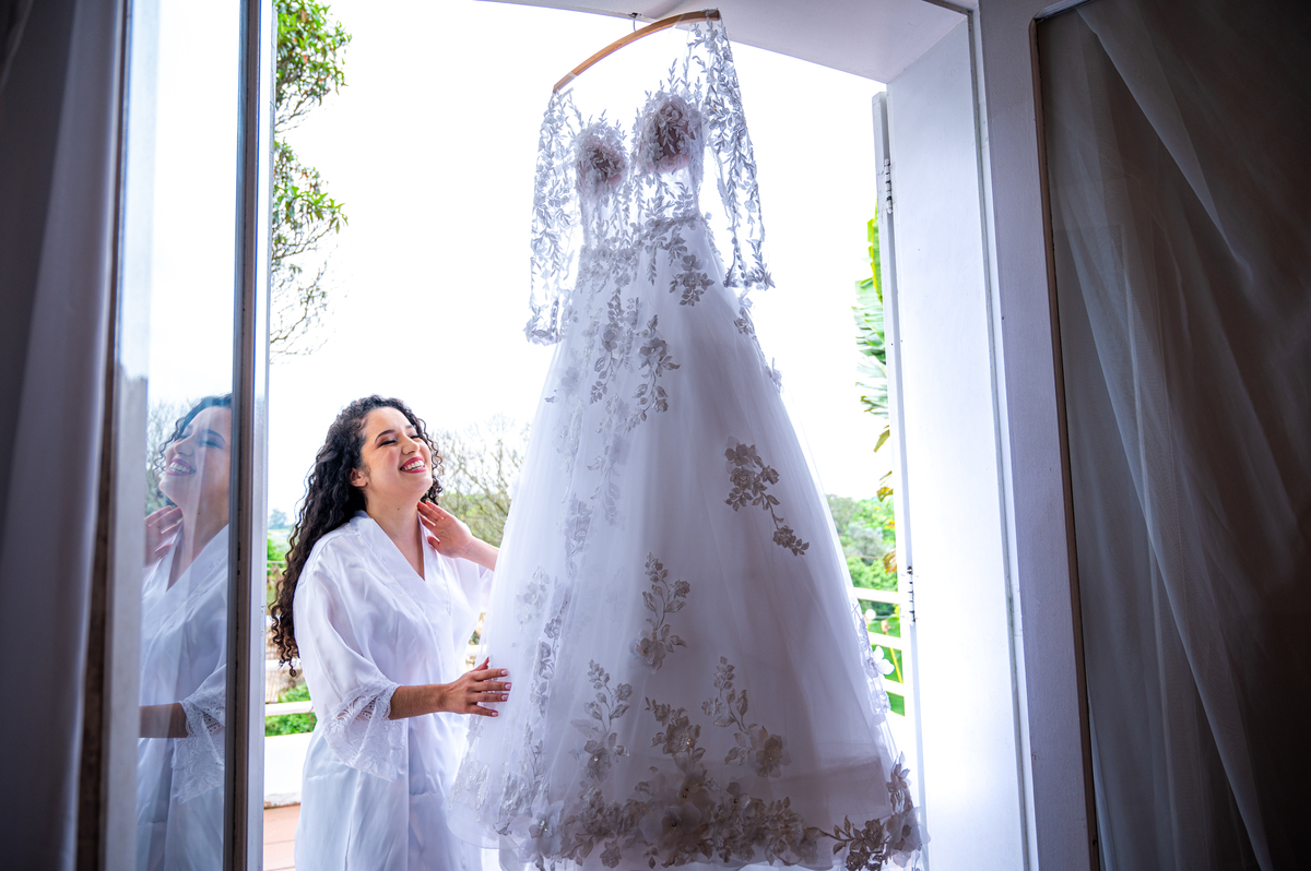 O encanto de um casamento ao ar livre no Espaço AVIV captado pelo talento de Alberto Martinez, especializado em fotografia de casamentos.