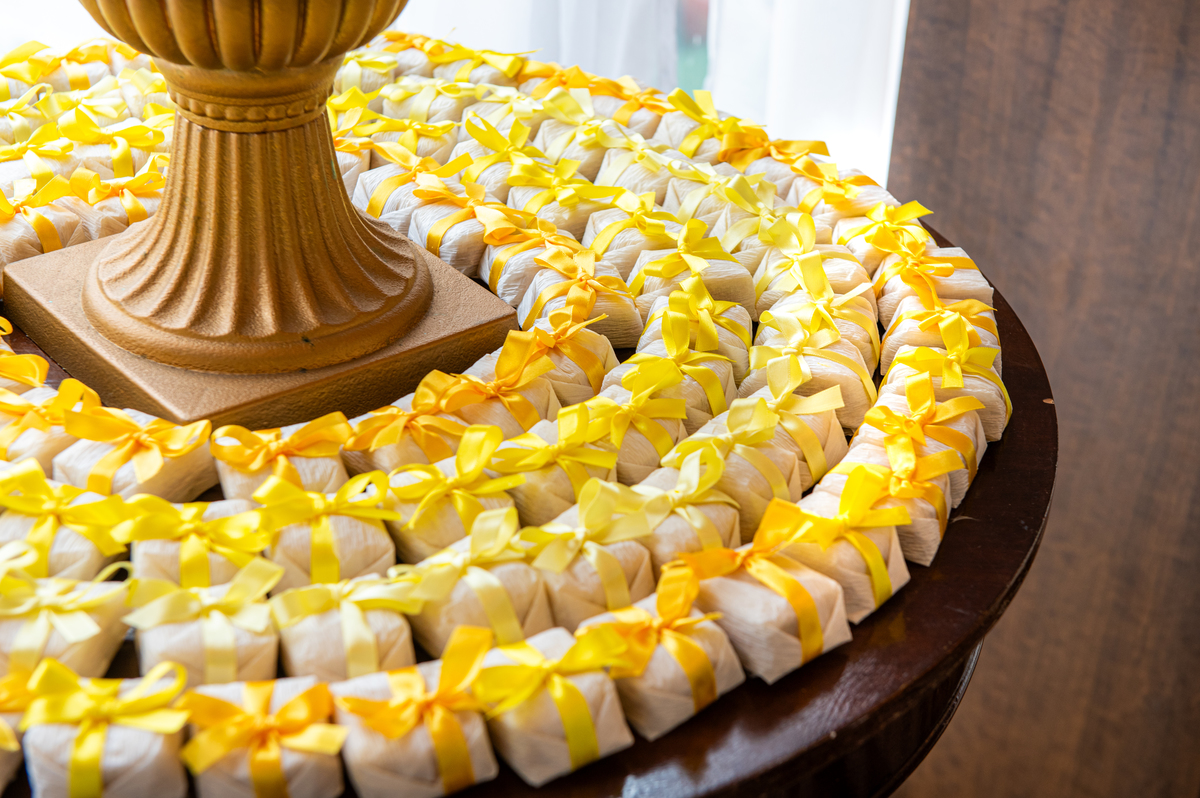 Robert e Rita em um momento de cumplicidade registrado por Alberto Martinez. Fotos que expressam o amor e a conexão dos noivos.