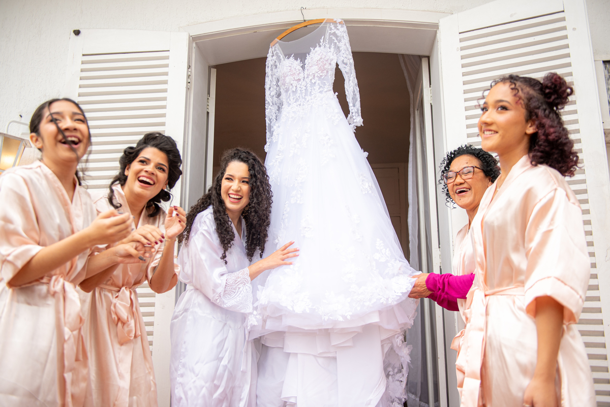 O primeiro beijo dos noivos captado com maestria por Alberto Martinez, um fotógrafo que faz da emoção sua marca registrada.