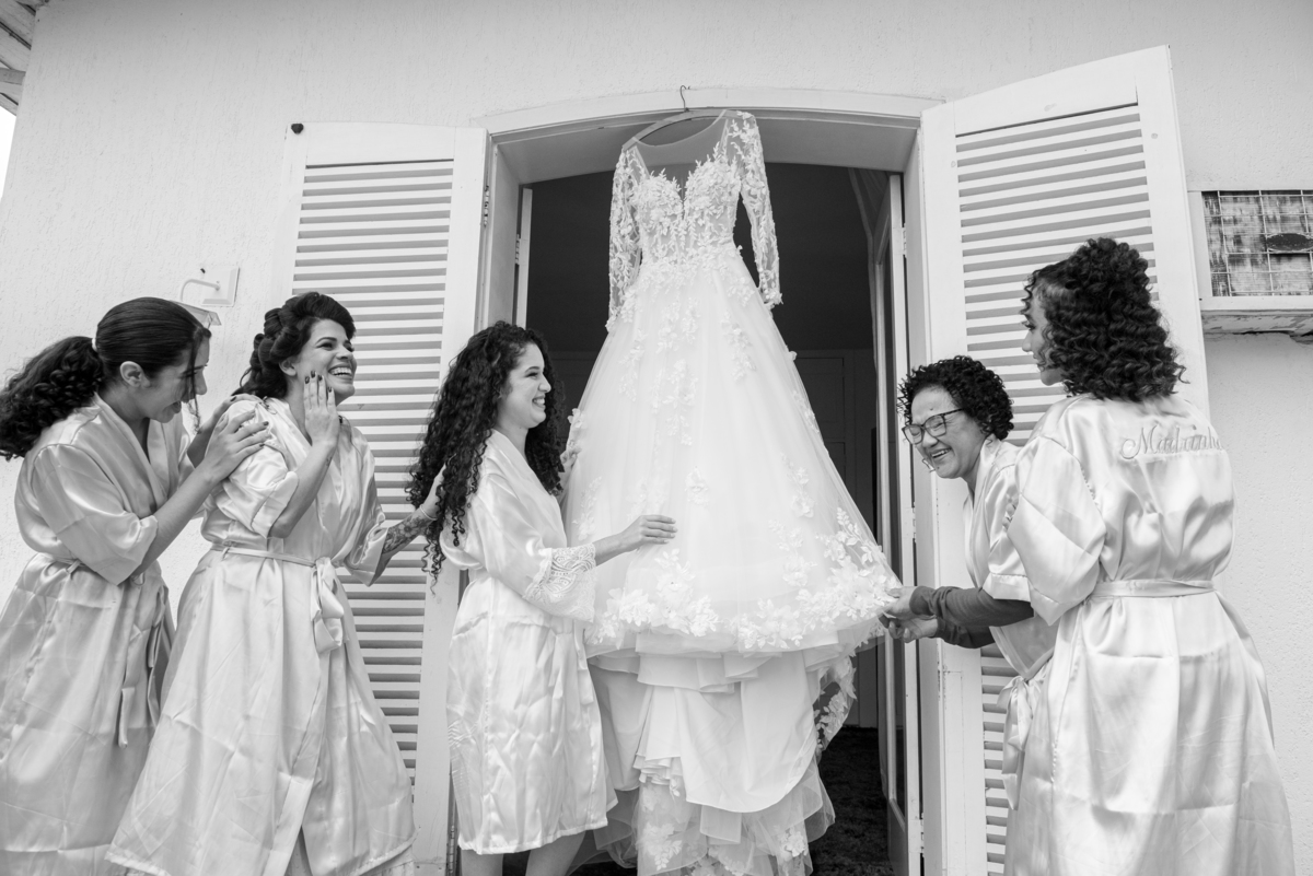 A beleza do vestido de noiva de Rita revelada em uma fotografia elegante e artística. Registro único do fotógrafo Alberto Martinez.