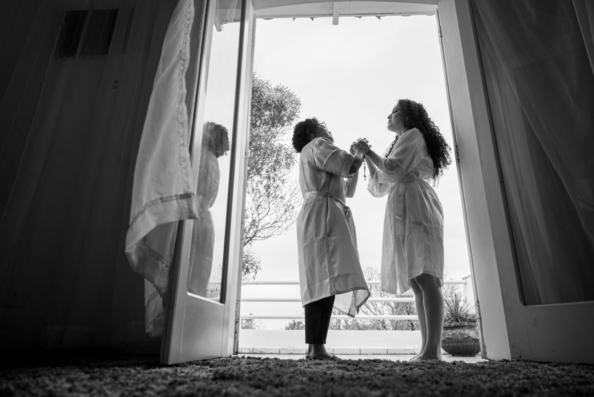 Detalhes encantadores do casamento no Espaço AVIV em Cotia. Alberto Martinez captura a essência dos noivos com precisão e sensibilidade.