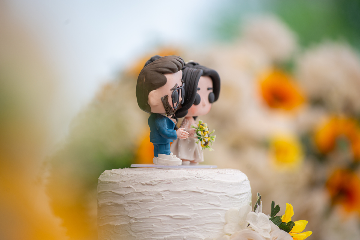 As alianças do casal em uma foto criativa. Alberto Martinez registra esse símbolo de amor com maestria e sensibilidade.

