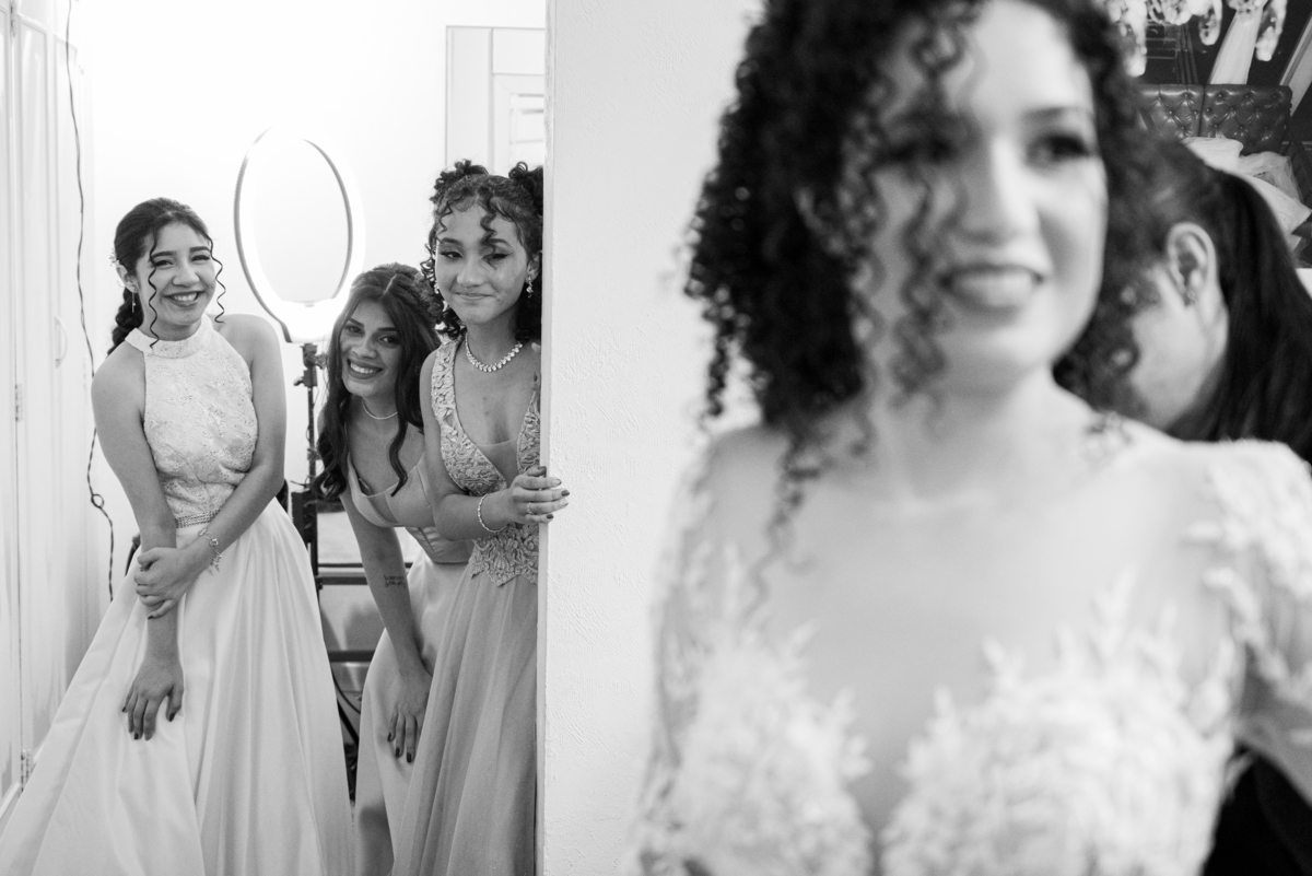 O casal em um momento de carinho no Espaço AVIV. Alberto Martinez captura o amor de Rita e Robert em fotos inesquecíveis.