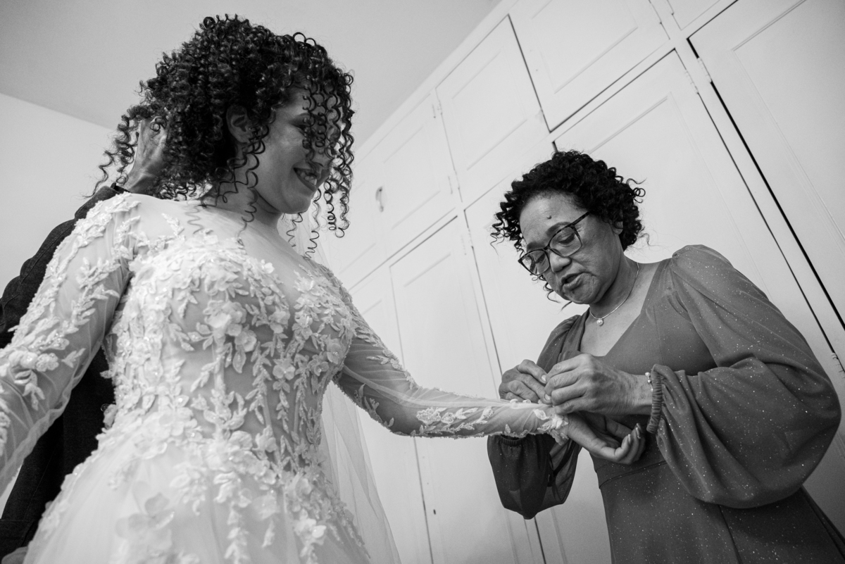 Detalhes sofisticados da cerimônia de Rita e Robert registrados por Alberto Martinez. Fotografias que revelam a beleza e a emoção do casamento.