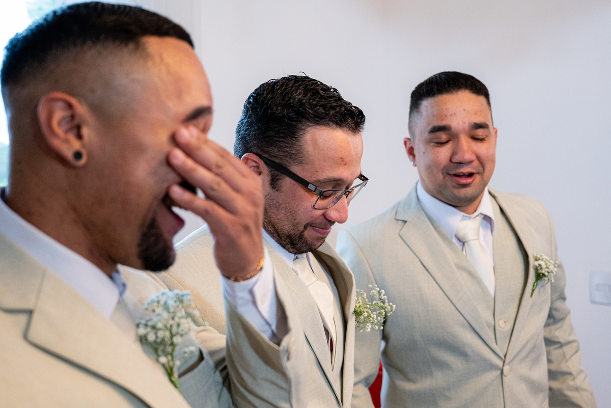 A felicidade dos noivos ao ar livre no Espaço AVIV. Alberto Martinez transforma momentos especiais em fotografias artísticas.