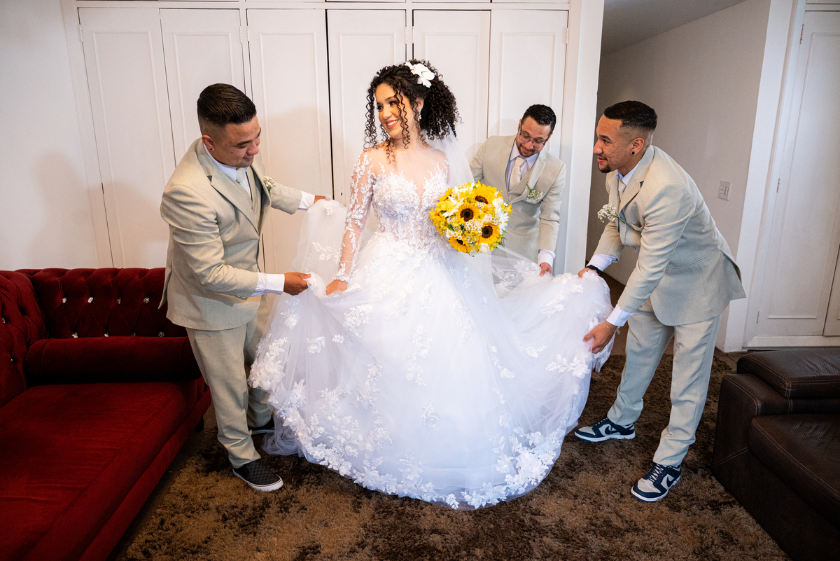 Detalhes florais da decoração do casamento em Cotia registrados em fotografias encantadoras por Alberto Martinez.