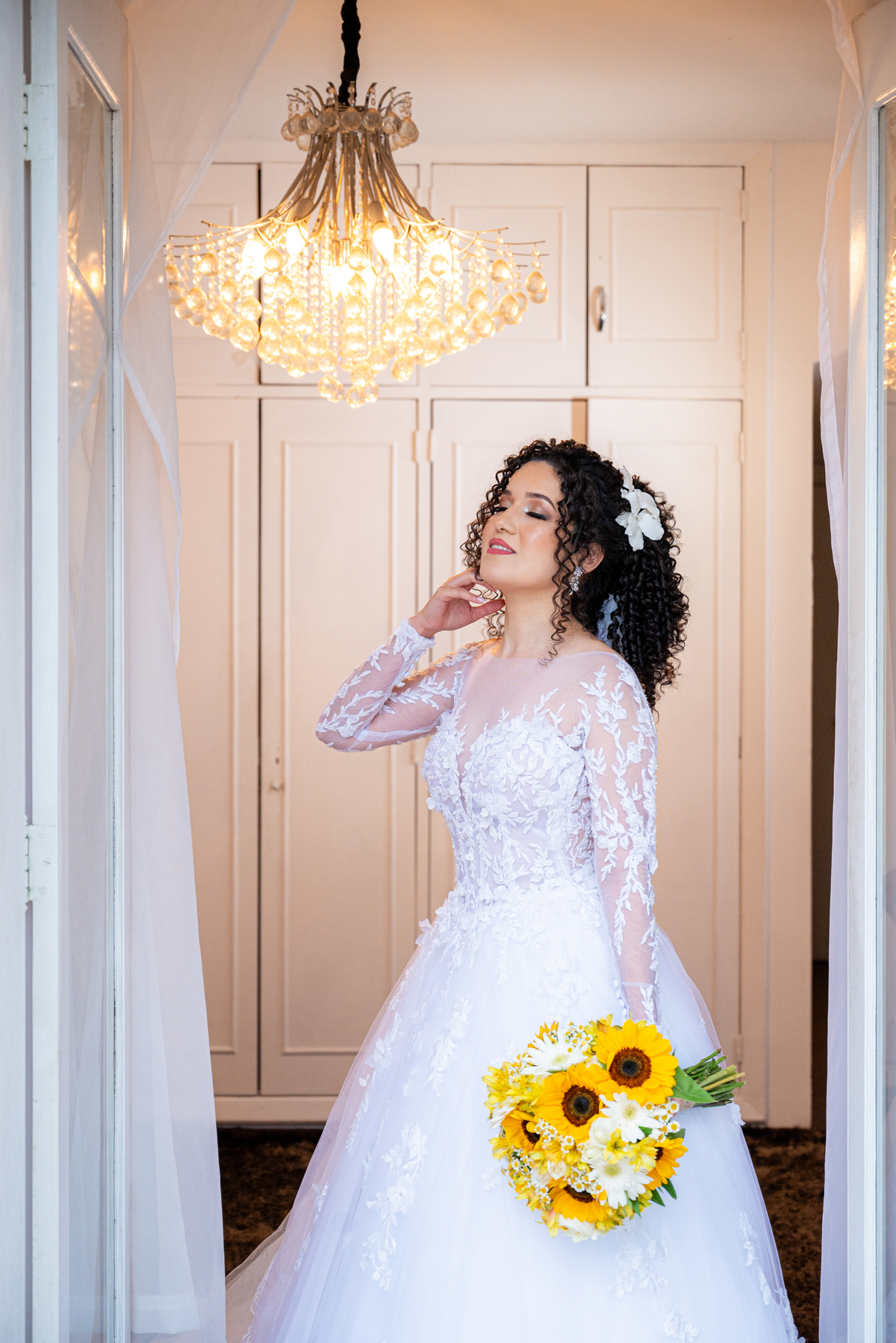 A natureza envolvente de Granja Viana como cenário perfeito. Alberto Martinez capta a beleza do casamento ao ar livre de Rita e Robert.