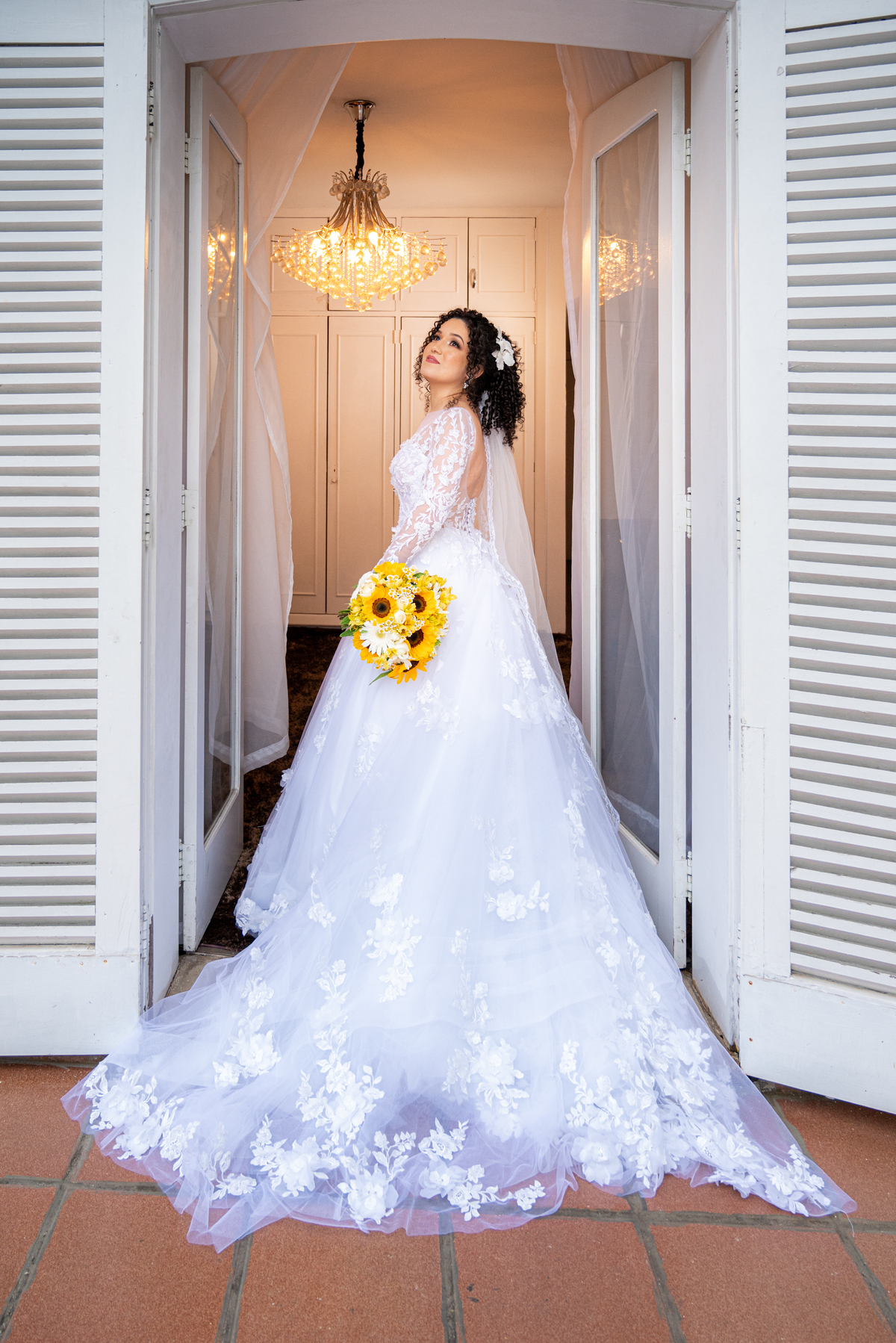 Rita e Robert em um cenário romântico no Espaço AVIV. Alberto Martinez cria fotografias que valorizam a beleza do amor.
