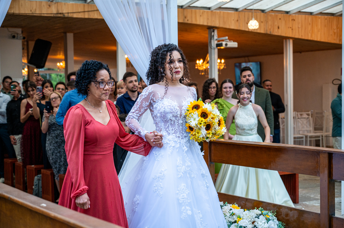 Alberto Martinez fotografa casamento em Cotia. Registros emocionantes de Rita e Robert no Espaço AVIV.