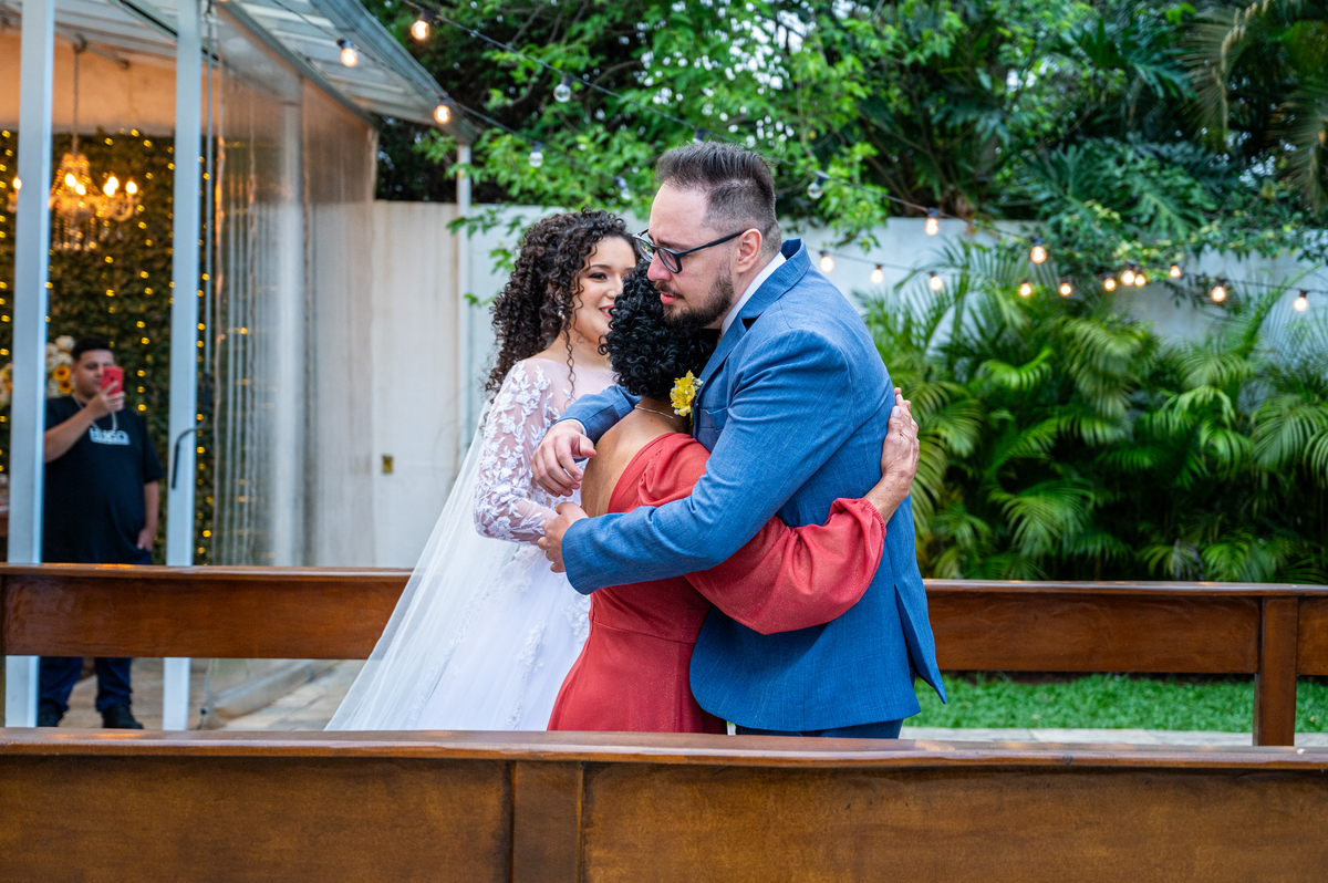 O abraço emocionante entre os noivos capturado em foto. Alberto Martinez revela o amor e a emoção desse momento único.