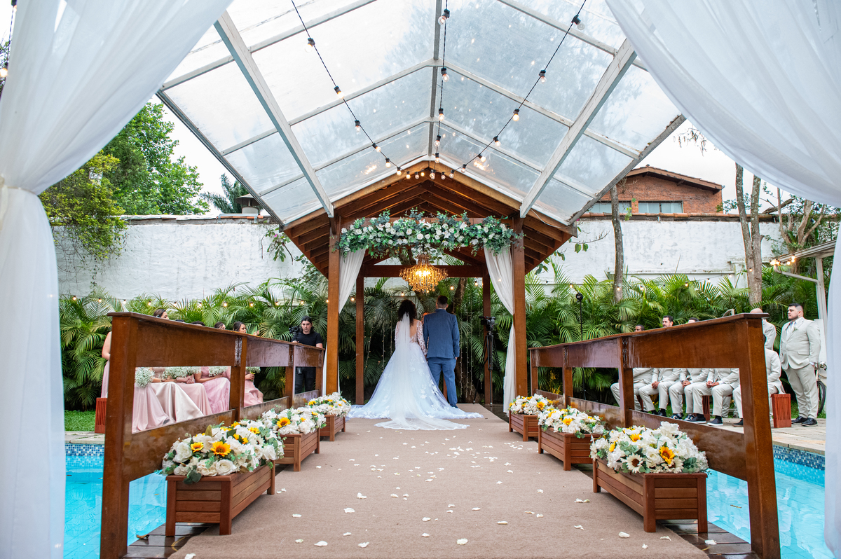 Alberto Martinez registra os votos de amor dos noivos em imagens emocionantes que eternizam o casamento de Rita e Robert.