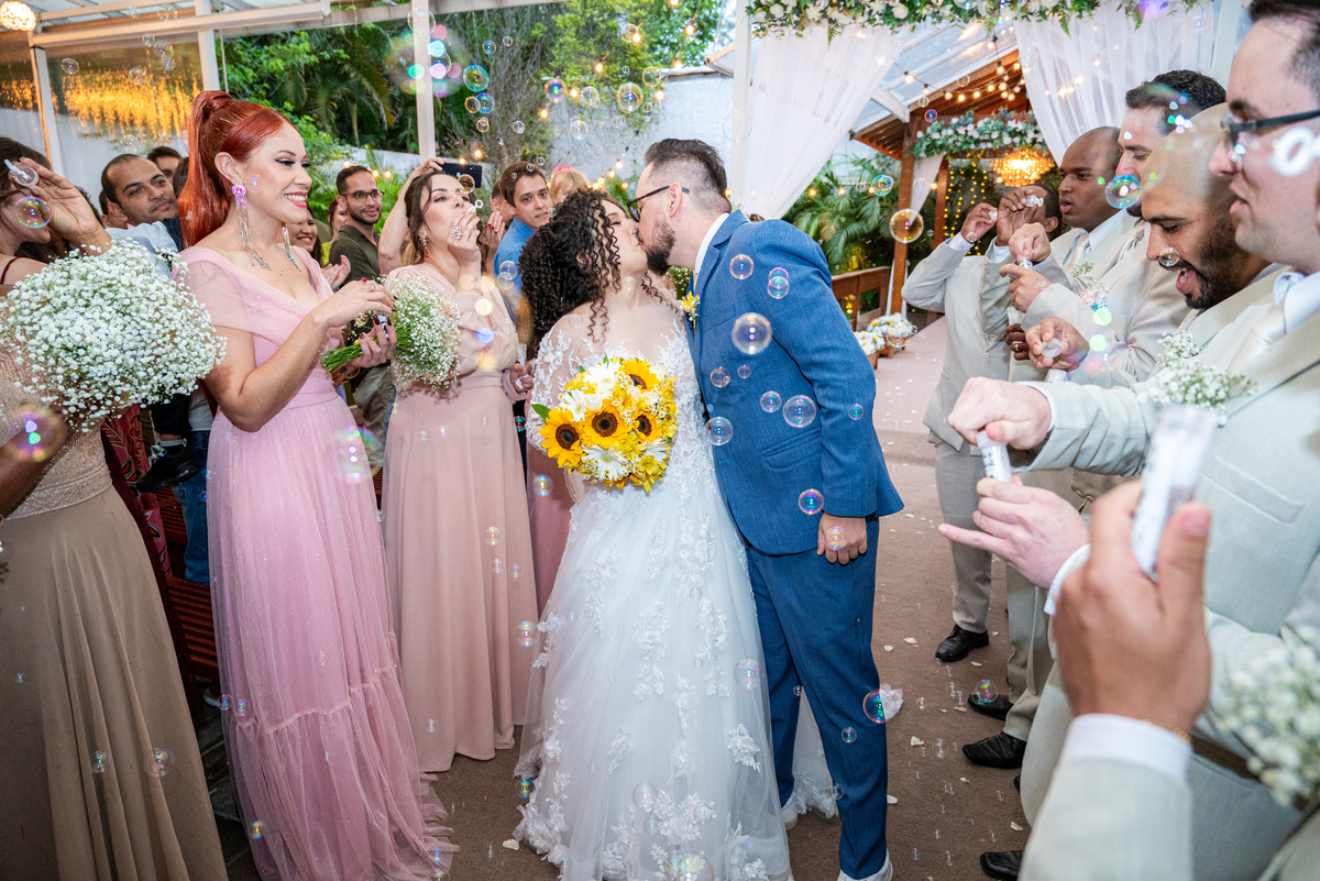 Fotografia de casamento em Cotia - Espaço AVIV. Alberto Martinez captura a essência dos noivos.