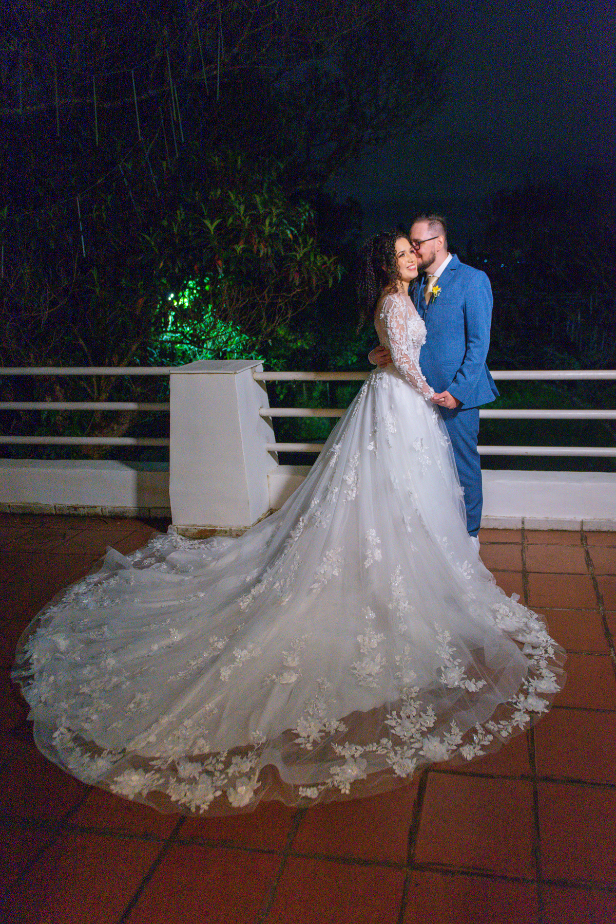 Casamento no Espaço AVIV em Cotia com Alberto Martinez. Fotos que revelam o amor de Rita e Robert.