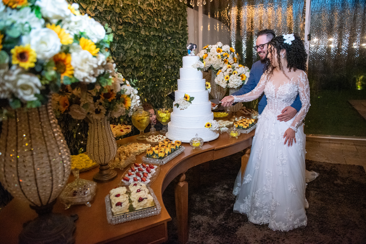 Fotógrafo de casamento ao ar livre em Cotia. Alberto Martinez eterniza o amor no Espaço AVIV.
