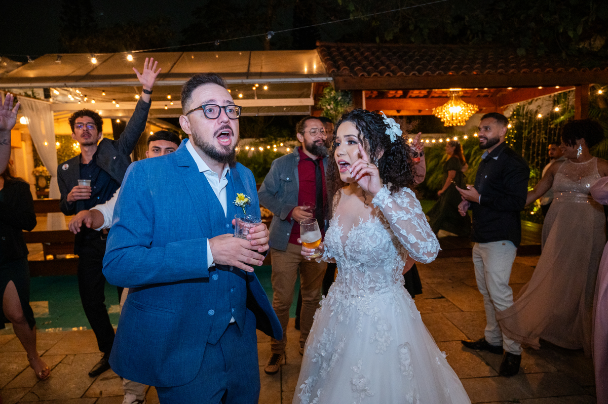 Casamento em Cotia no Espaço AVIV fotografado por Alberto Martinez. Registros emocionantes que revelam o amor do casal.