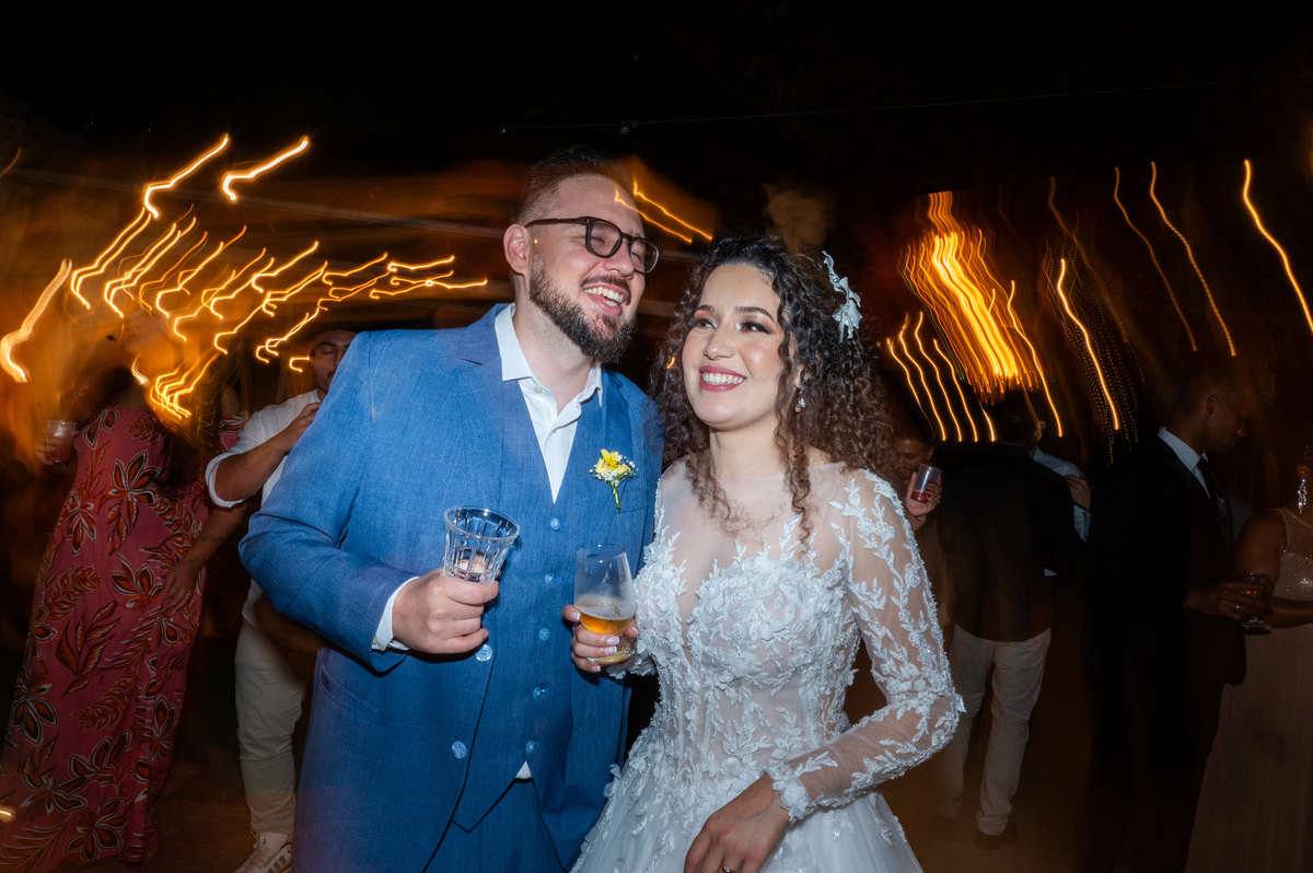 Fotógrafo para casamento em Cotia, Granja Viana. Alberto Martinez captura o encanto do Espaço AVIV com fotos inesquecíveis.