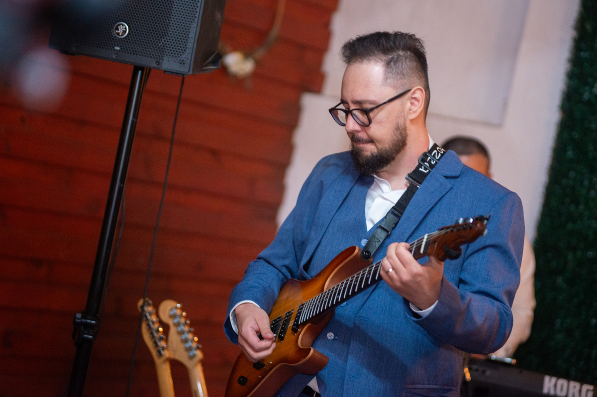 Casamento ao ar livre no Espaço AVIV em Cotia. Fotos emocionantes de Alberto Martinez eternizam o amor dos noivos.