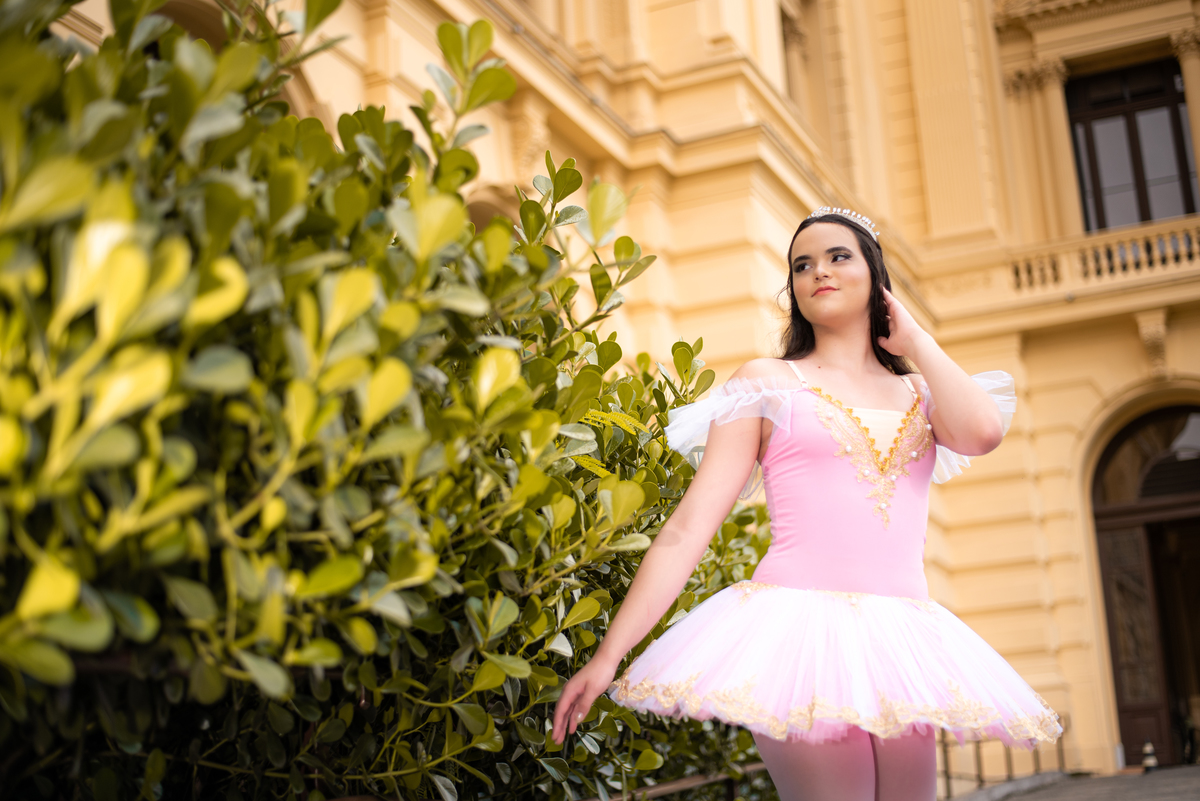 Vestida de bailarina, ela dança entre colunas e histórias no icônico Museu do Ipiranga. Um ensaio cheio de arte e poesia.