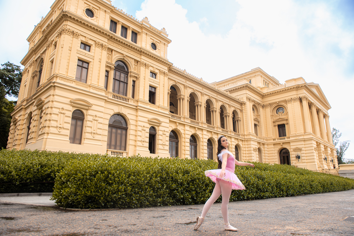 O tutu da debutante se mistura com a grandeza do Museu, criando um cenário perfeito para fotos deslumbrantes.