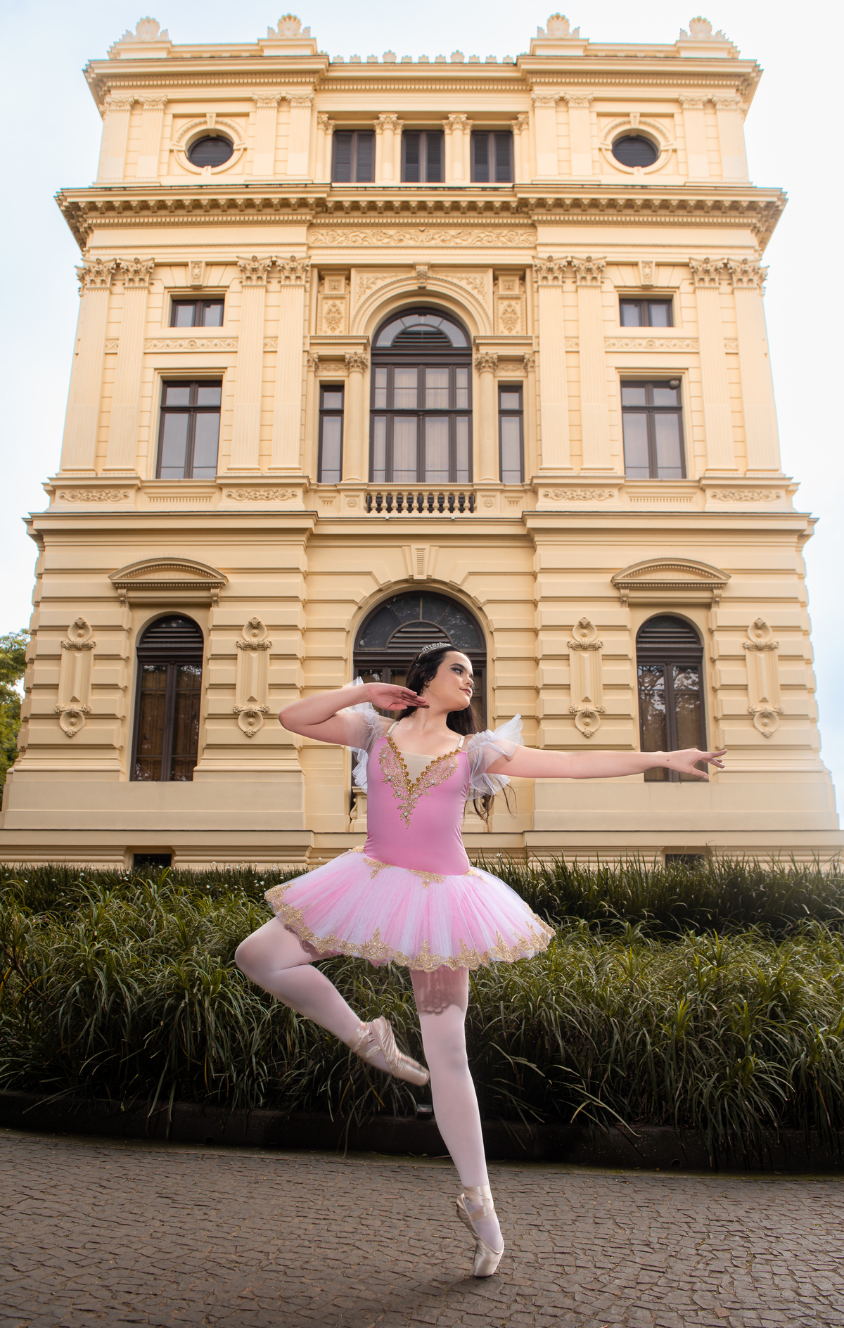 Em pose clássica, a debutante brilha como uma estrela, com o esplendor do Museu do Ipiranga ao fundo.