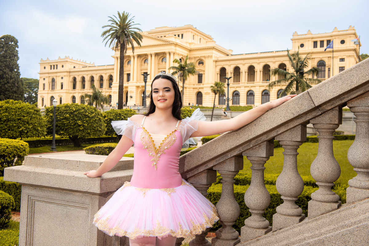 Entre os detalhes da arquitetura e os passos delicados da bailarina, cada foto é uma obra-prima de 15 anos.