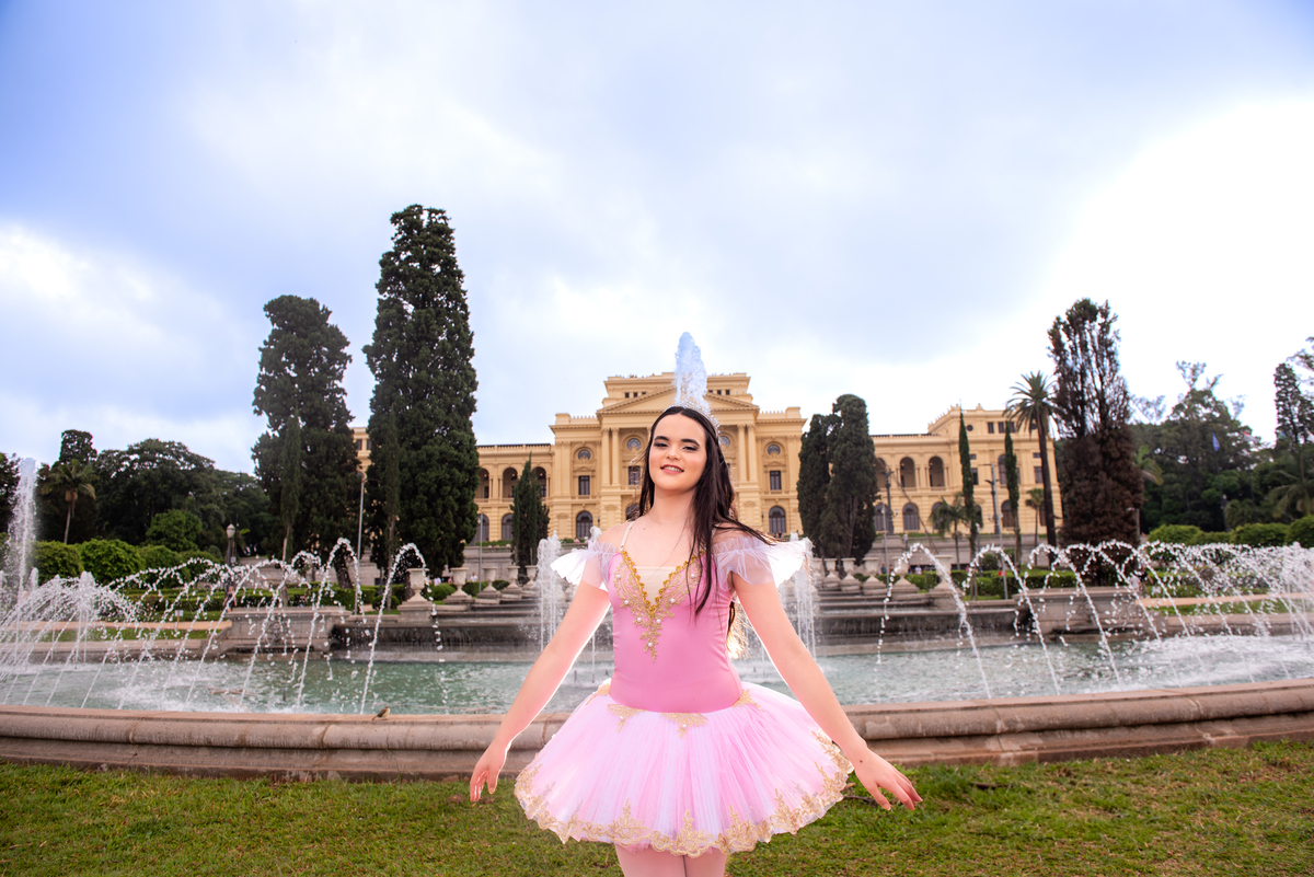 Sob o charme do Museu do Ipiranga, a debutante se transforma em uma bailarina dos sonhos. Um ensaio cheio de graça!