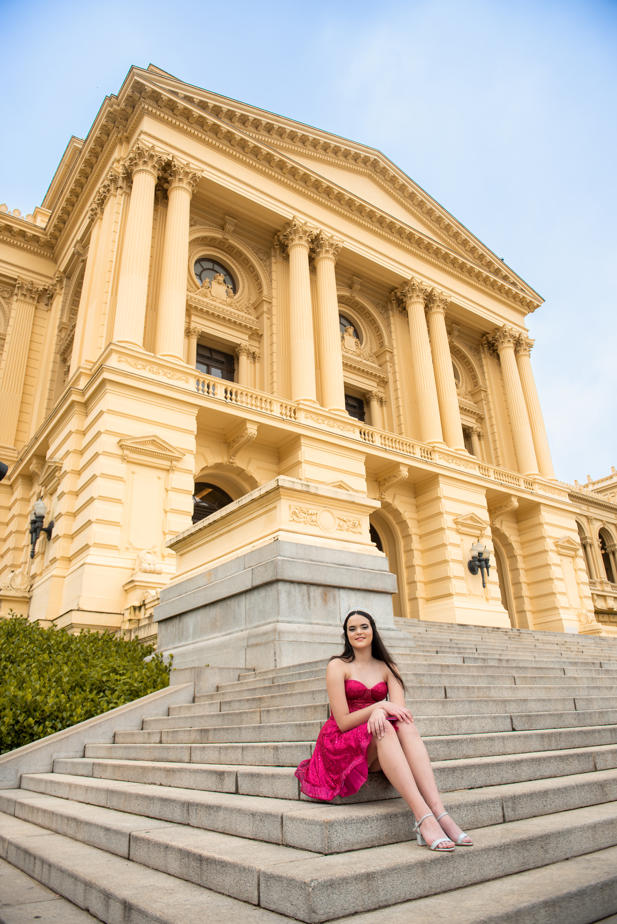 A grandiosidade do Museu realça a sofisticação do vestido de gala, criando um cenário perfeito para esta celebração de 15 anos.