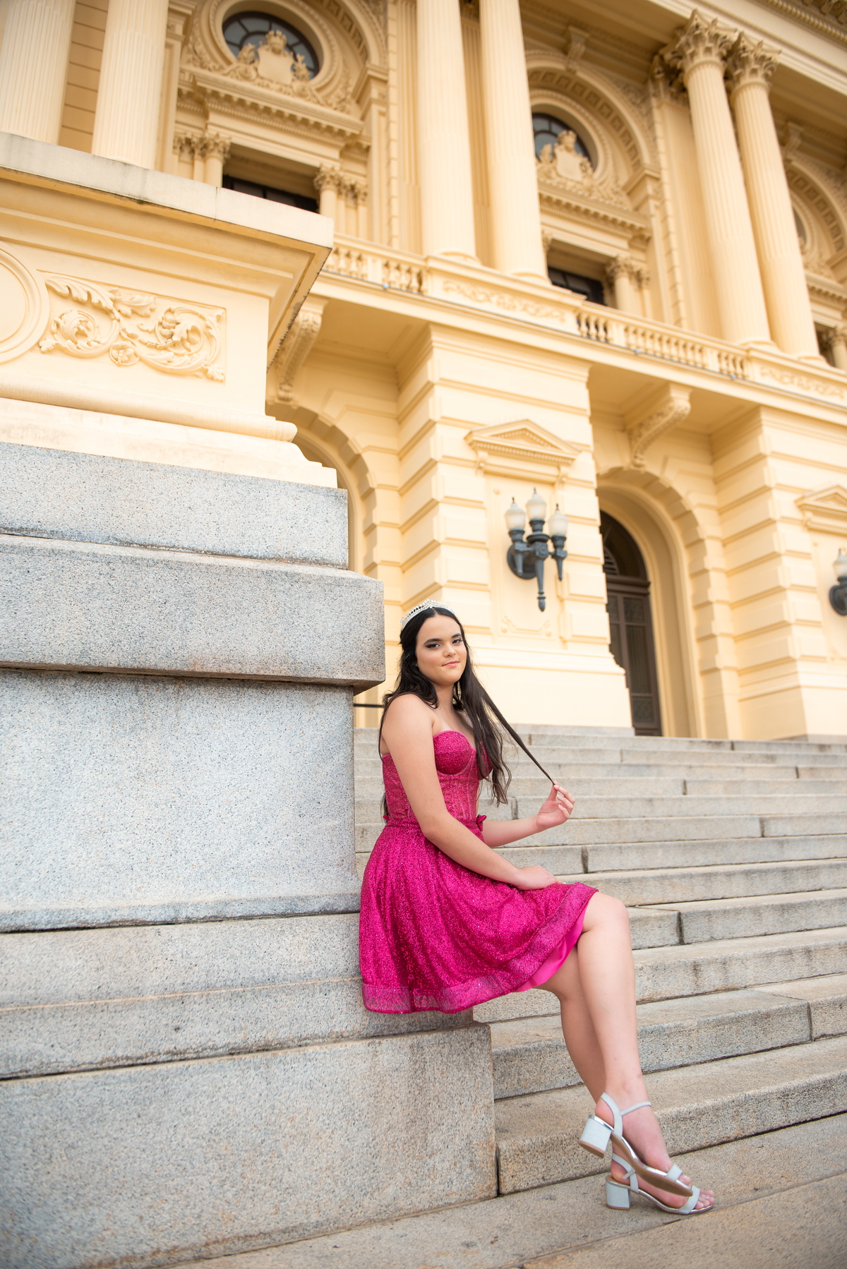 O vestido flui graciosamente enquanto a debutante posa diante das fontes do Museu. Um ensaio repleto de glamour e magia!