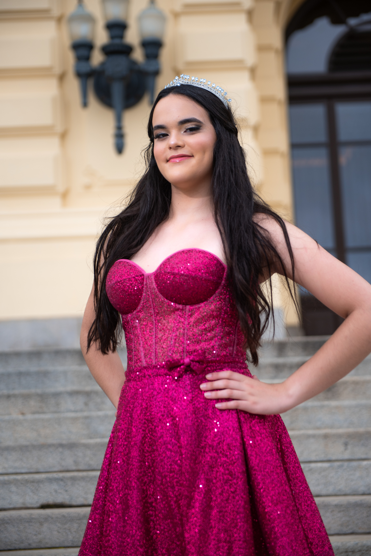 Com um vestido de gala digno de contos de fada, a debutante vive o sonho de seus 15 anos no Museu do Ipiranga.