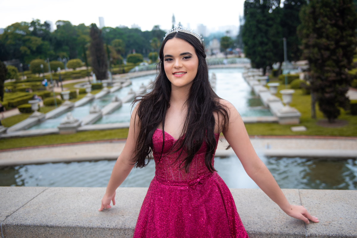O charme atemporal do Museu do Ipiranga combina perfeitamente com o vestido luxuoso da debutante.