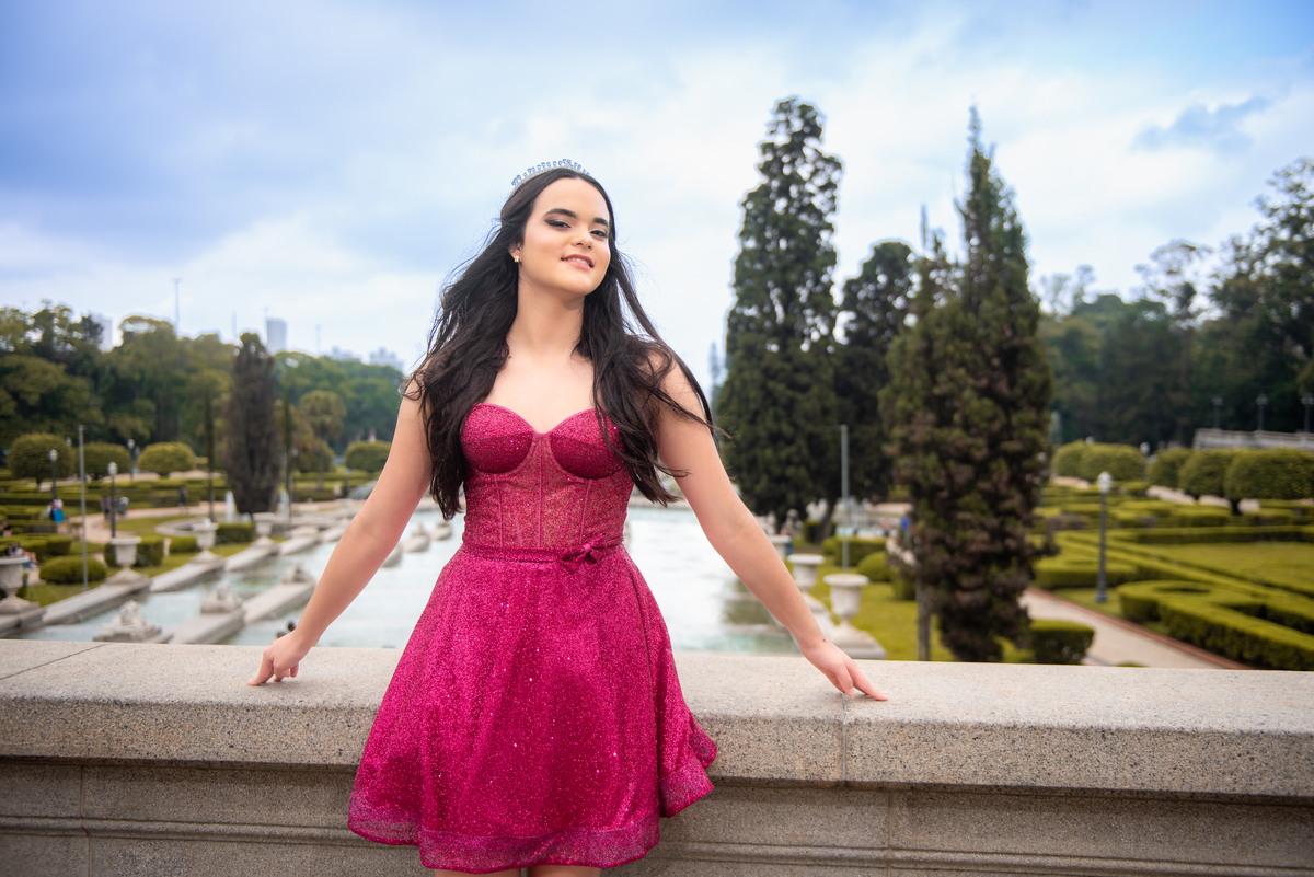 Cada detalhe do vestido de gala ganha vida sob o céu azul e a beleza clássica do Museu. Um ensaio de tirar o fôlego!