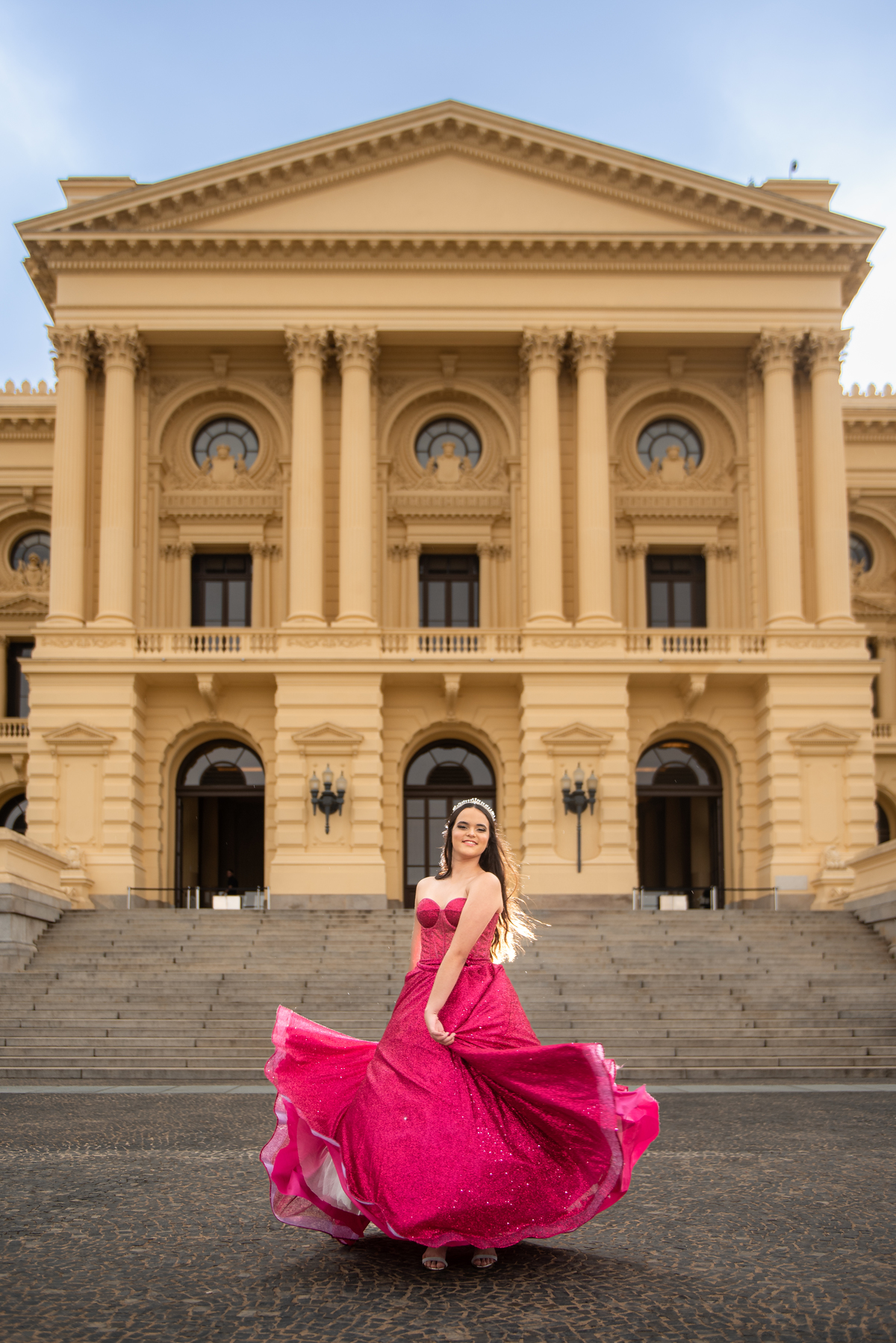 Entre colunas e jardins, o vestido de gala reluz, tornando a debutante o centro das atenções em suas fotos de 15 anos.