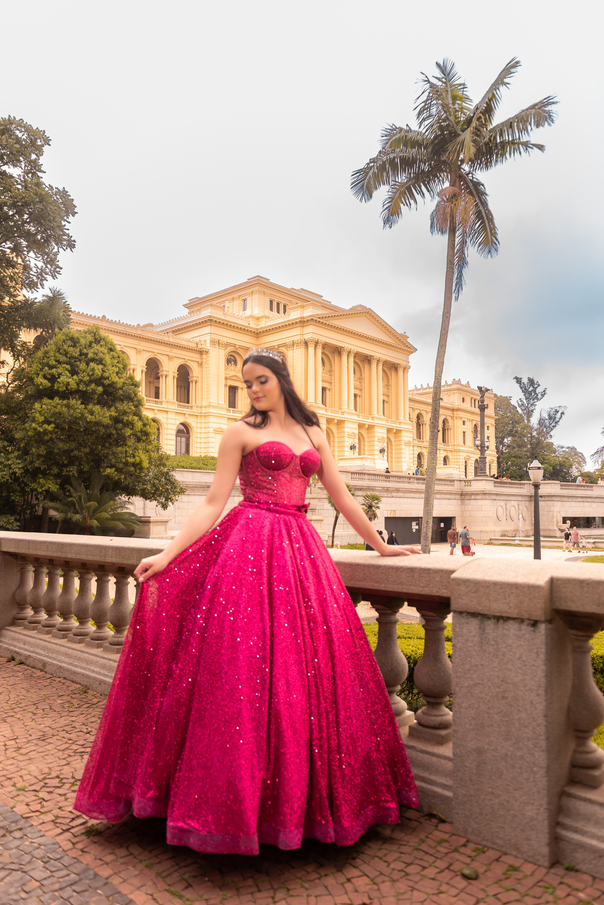 O vestido volumoso da debutante é destaque em cada clique, enquanto o Museu do Ipiranga emoldura sua beleza.