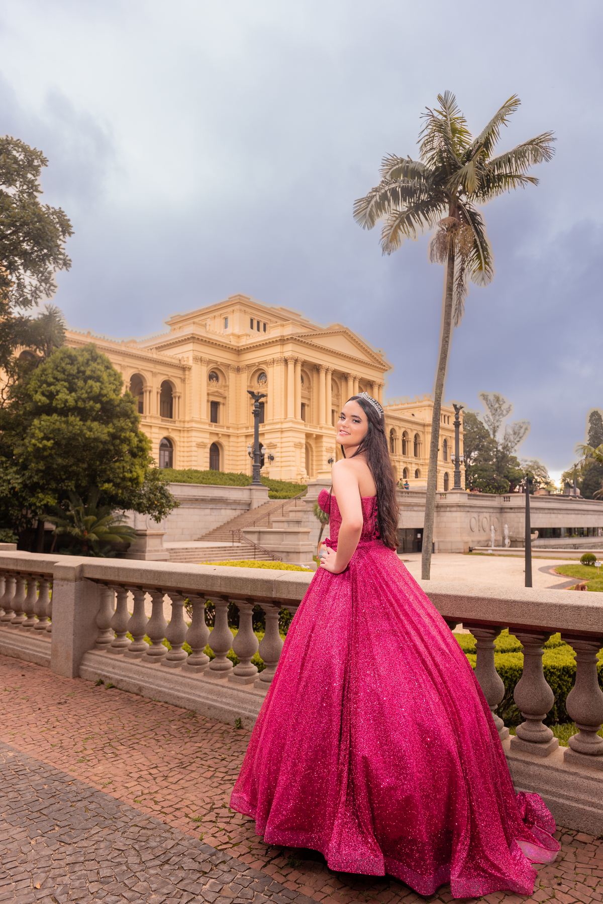 Cada passo da debutante pelo Museu conta uma história, e seu vestido de gala é a peça central deste conto de fadas.