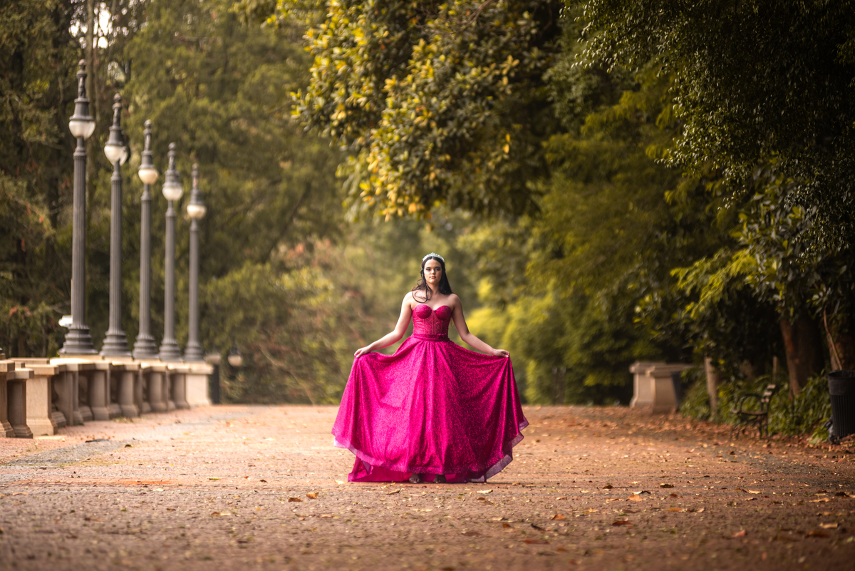 Entre flores e fontes, o vestido da debutante rouba a cena, capturando a essência de seus 15 anos com perfeição.
