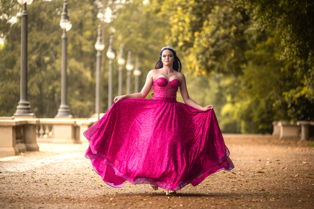 A debutante ilumina os jardins do Museu em seu vestido de gala brilhante, tornando cada momento digno de aplausos.